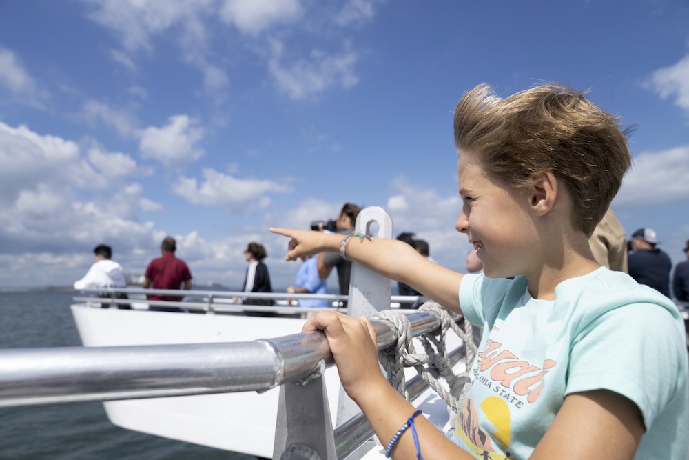 طفل يشير إلى الماء من القارب.